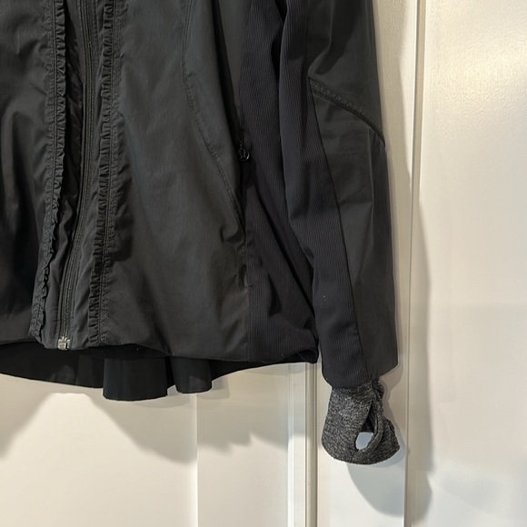 Lulu Lemon size 6 waterproof jacket - Picture 4 of 9